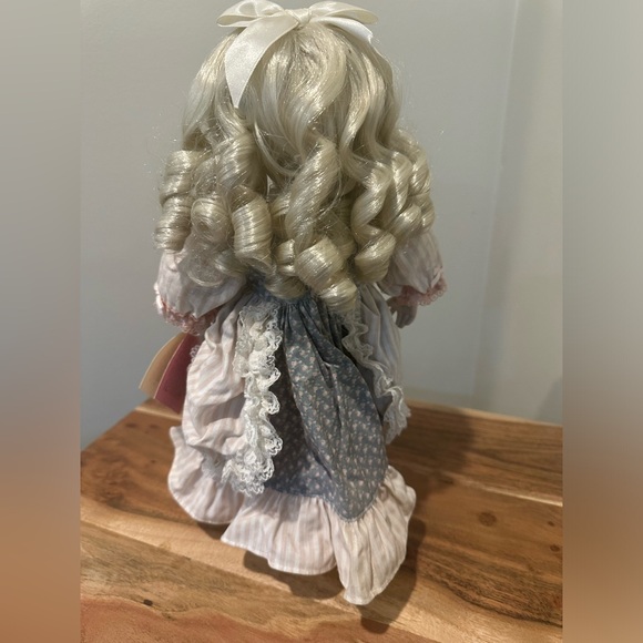1990’s - 14” Paradise Galleries Porcelain Doll - Picture 5 of 5